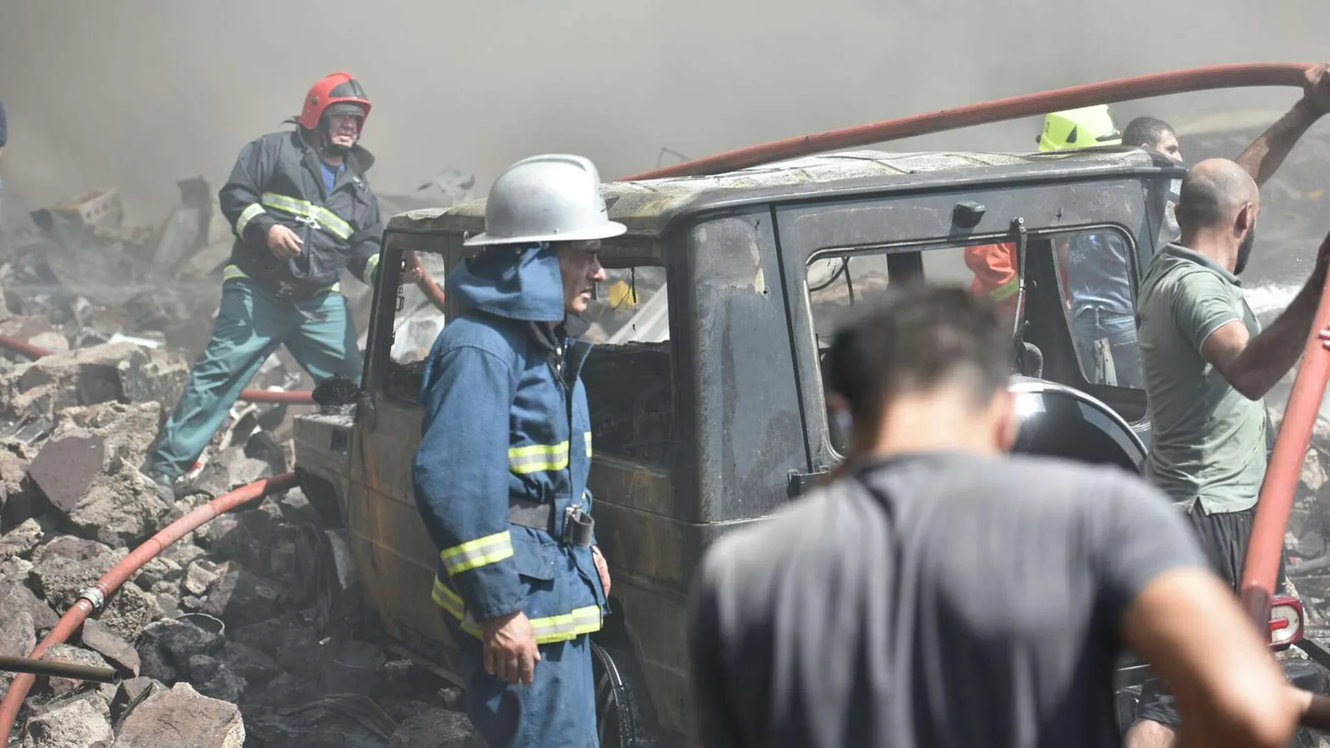 Пожар на месте взорванного торгового центра в Ереване потушили