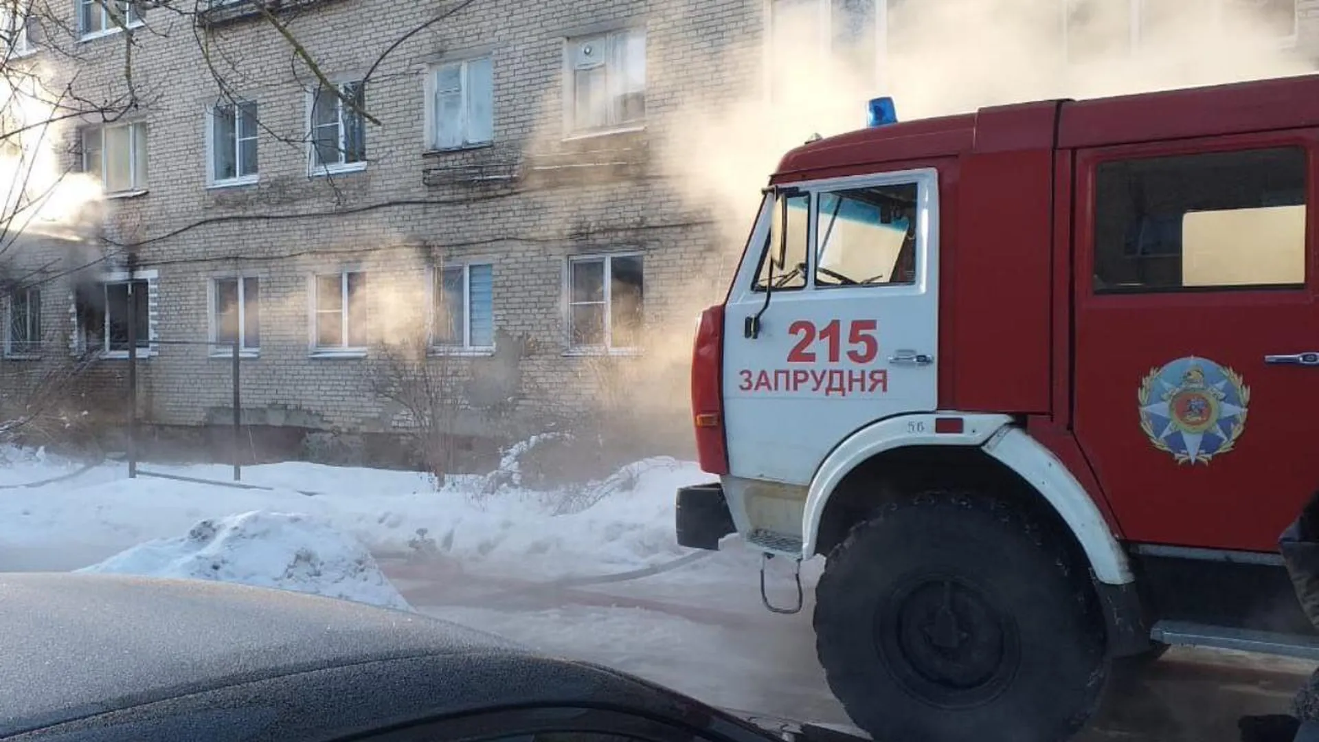 Подмосковные спасатели вывели из горящего здания десять человек