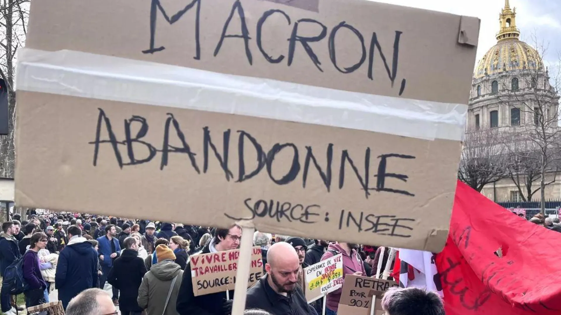 Участники акции протеста против пенсионной реформы в Париже. На транспаранте — призыв к Макрону уйти
