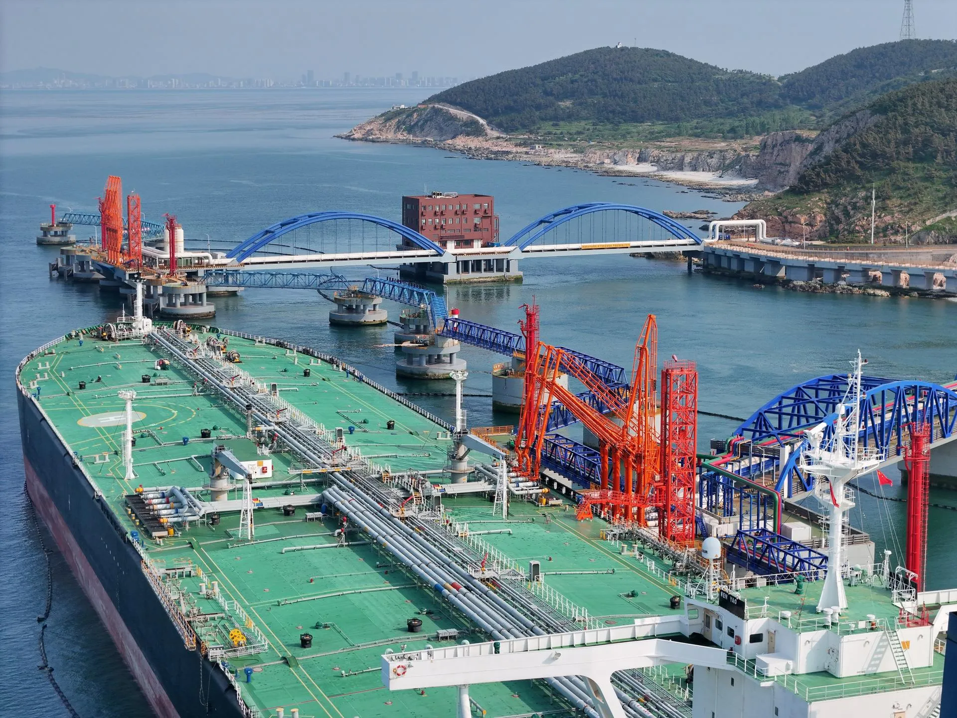 Разгрузка нефтетанкера в порту Китая