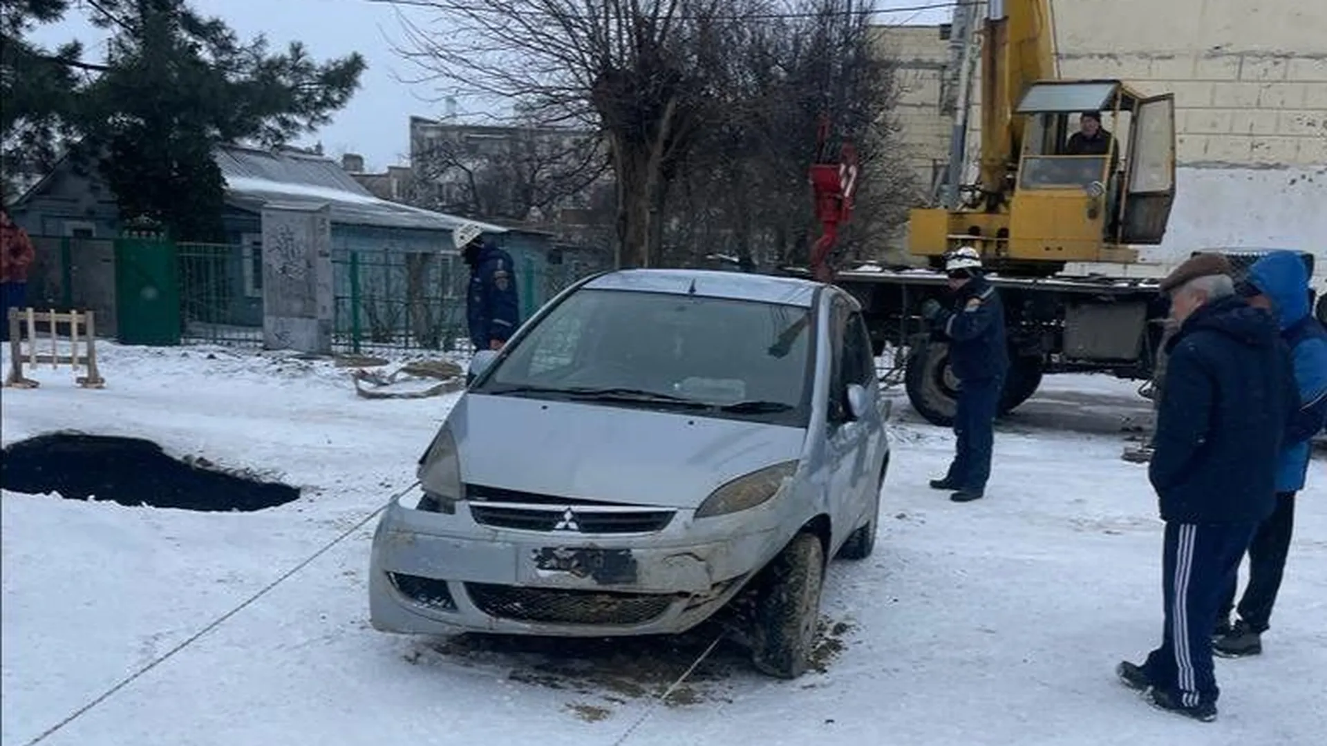 Машина с водителем провалилась под дорогу в Азове: подробности, что  известно | 360°