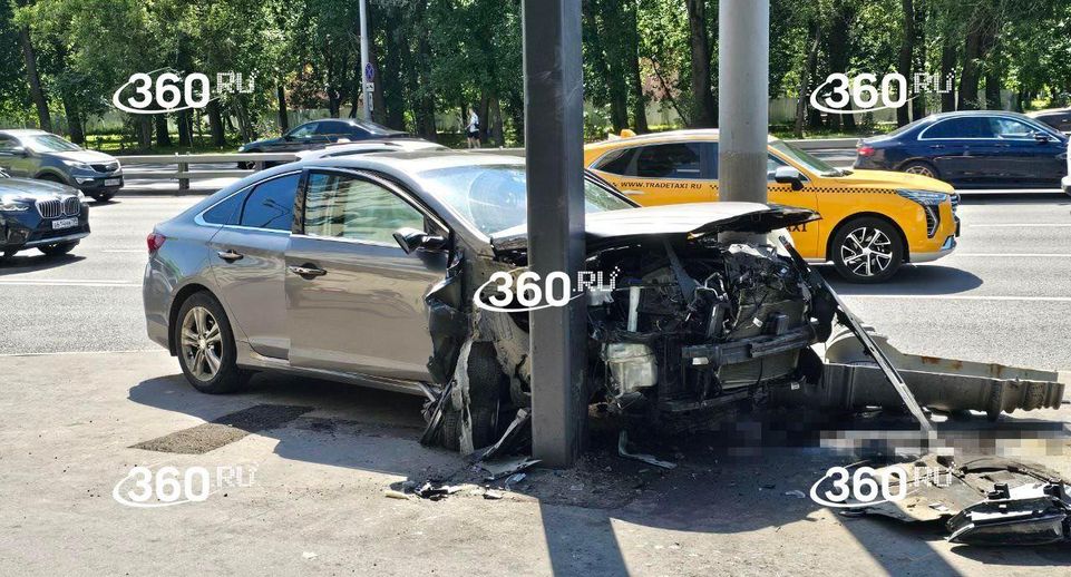 Водитель Hyundai столкнулся со столбом на Ленинградском шоссе и погиб