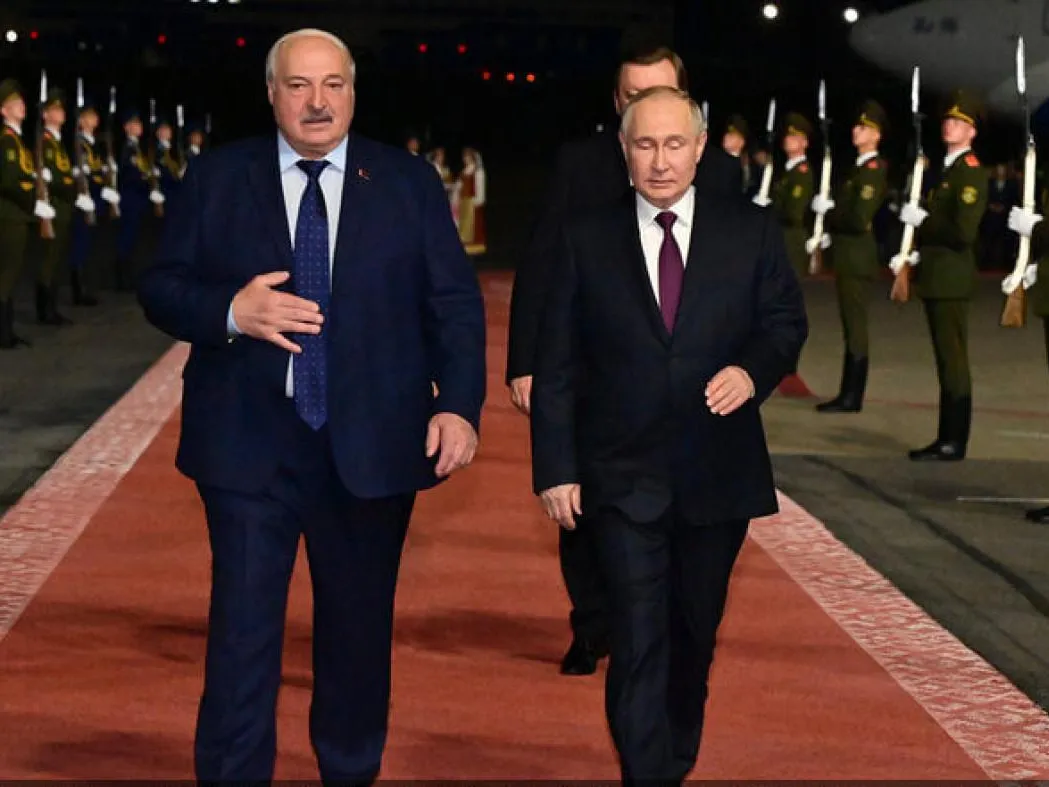 Лукашенко лично проводил Путина до аэропорта Минска и посадил на самолет