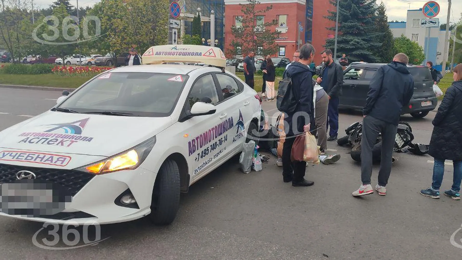 Мотоциклист пострадал в аварии с учебным автомобилем в Москве