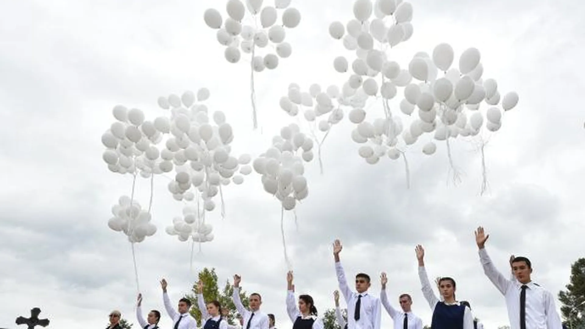 Запуск шаров на траурных мероприятиях в память о жертвах теракта в школе № 1 в Беслане.