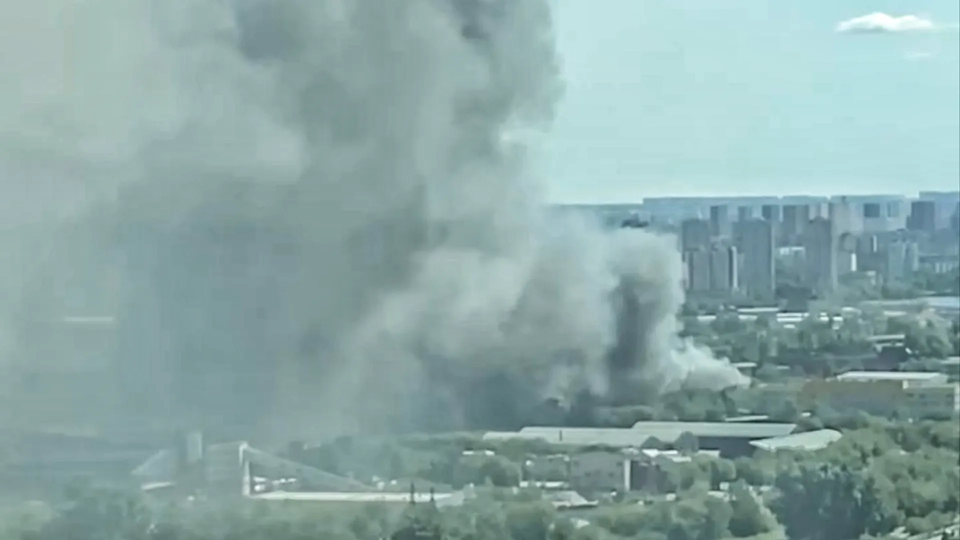 В МЧС раскрыли подробности пожара в ангаре на юго-востоке Москвы