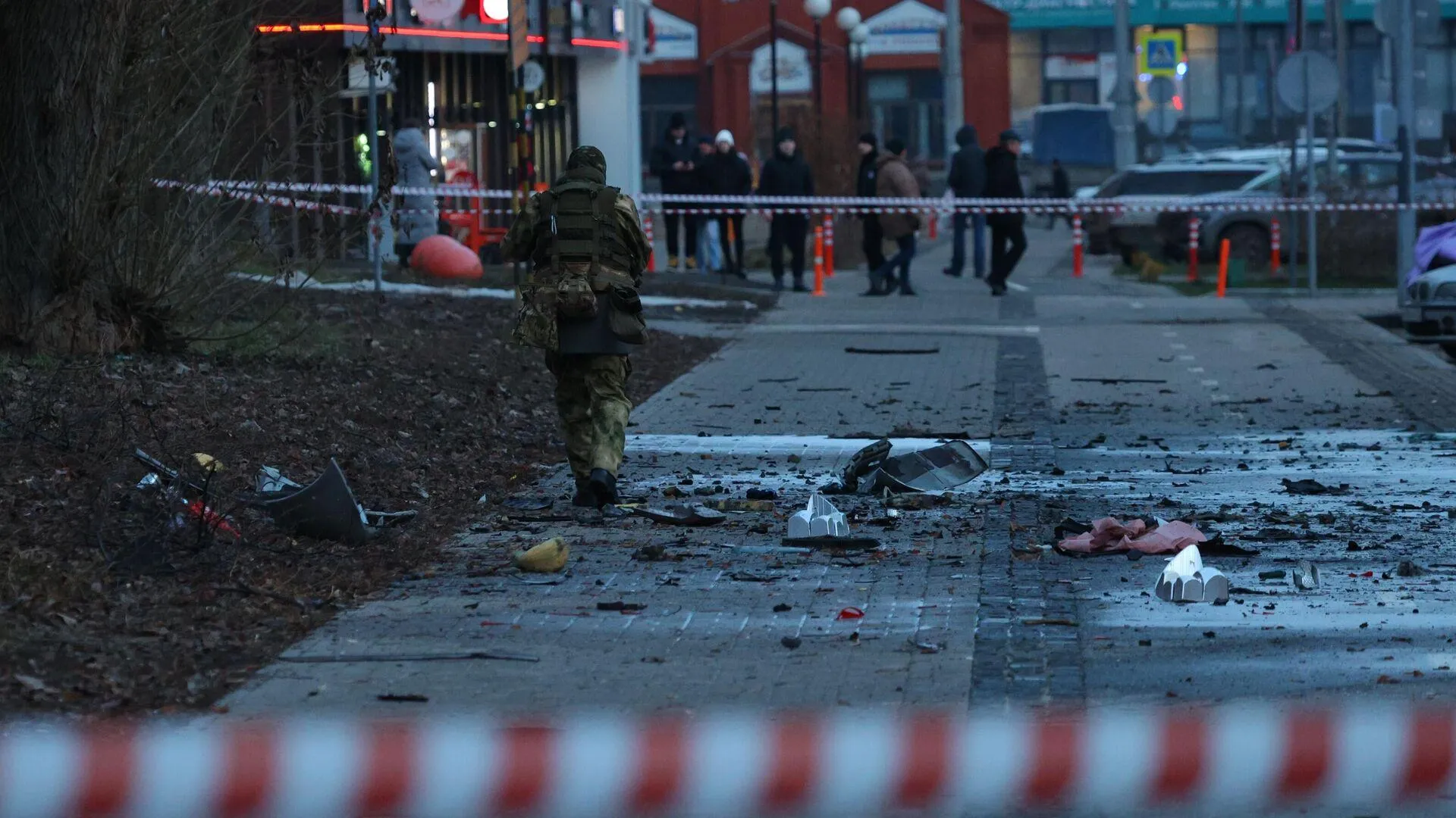 Дрон ВСУ упал рядом с многоквартирным жилым домом в Белгороде