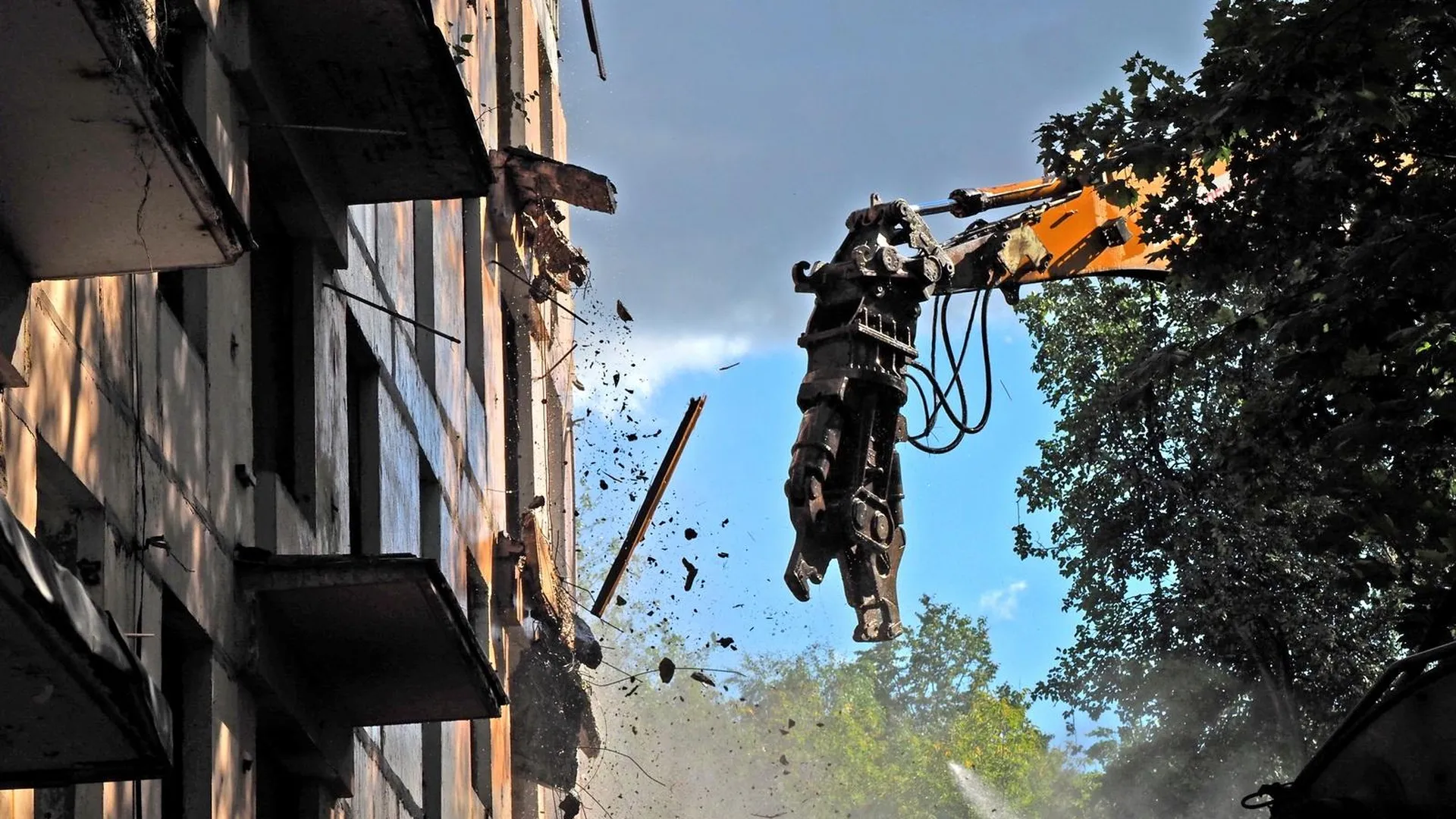 Первый дом снесли в районе Зюзино в Москве по программе реновации | 360°