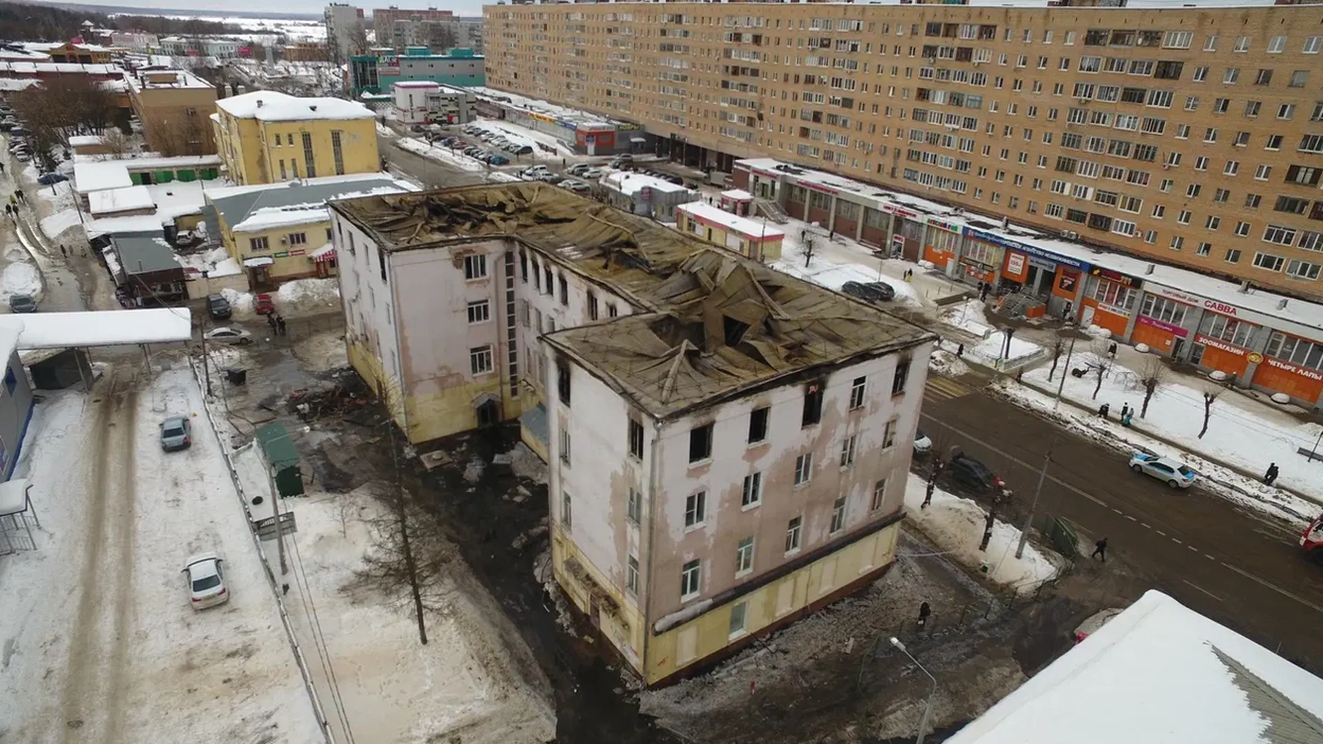 Вещи жителей квартир пострадавшего при пожаре в Орехово-Зуеве дома начали вывозить