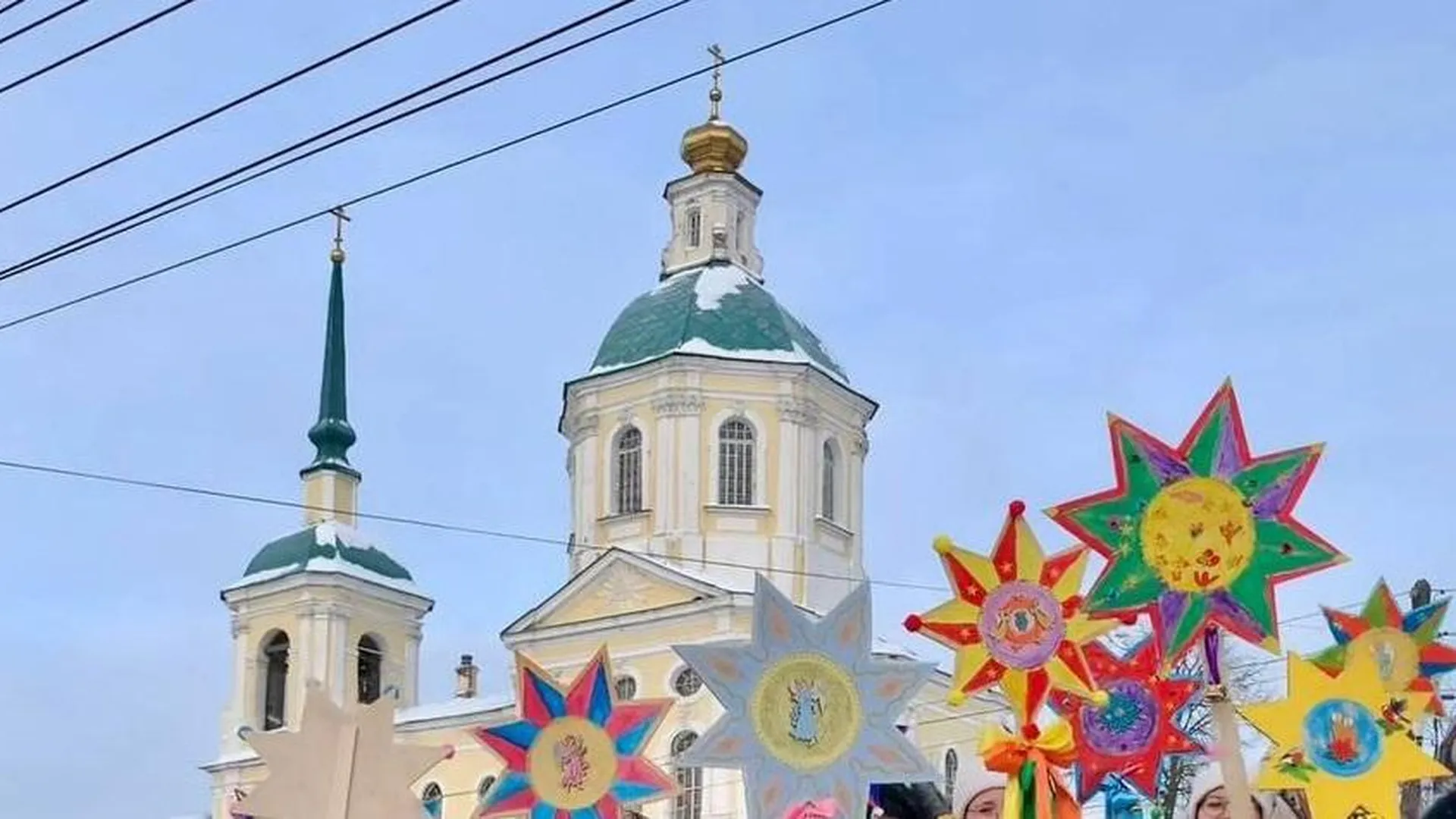 Воспитанники воскресной школы при Спасском храме в Лобне провели колядки |  360°