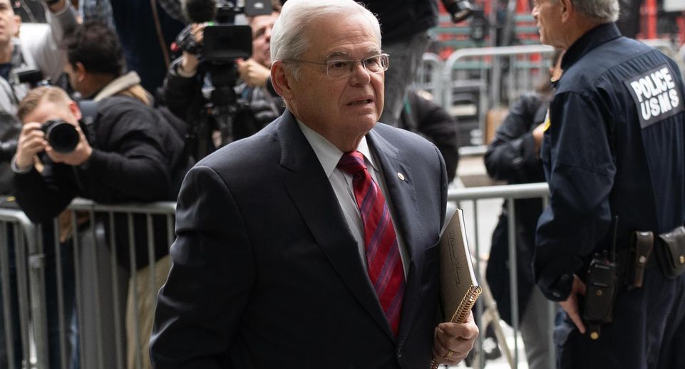 Fox: признанный виновным в коррупции сенатор Менендес хочет уйти в отставку