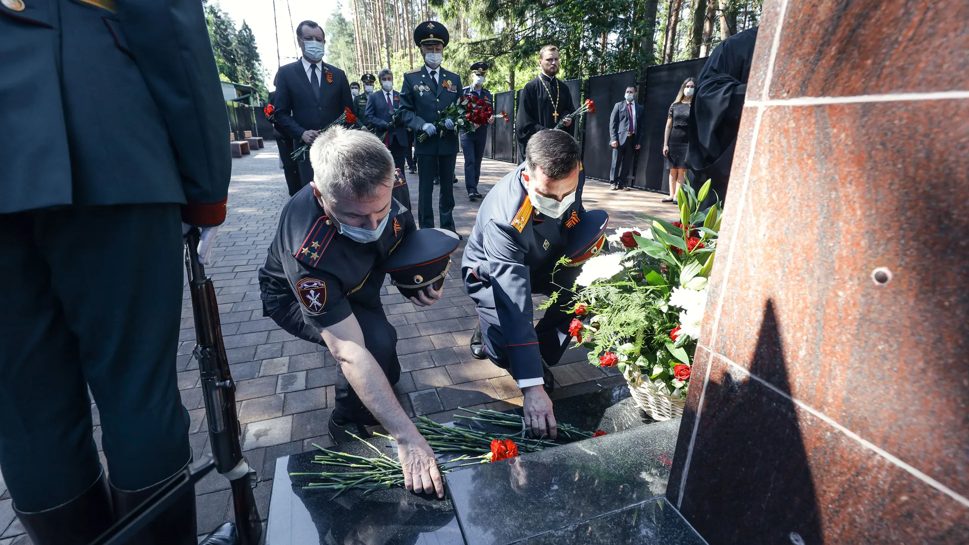 Память героев войны почтили в Солнечногорске 22 июня. Жители возложили цветы и зажгли свечи у мемориалов