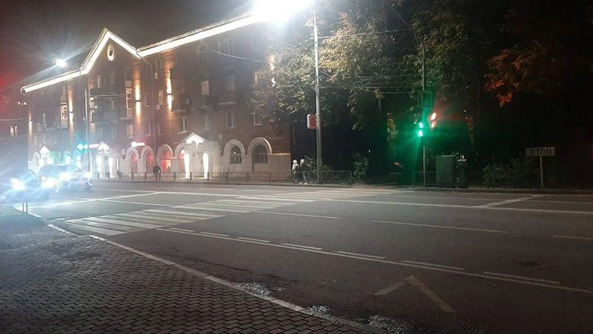Более двадцати пешеходных переходов в Ленинском округе получили дополнительное освещение