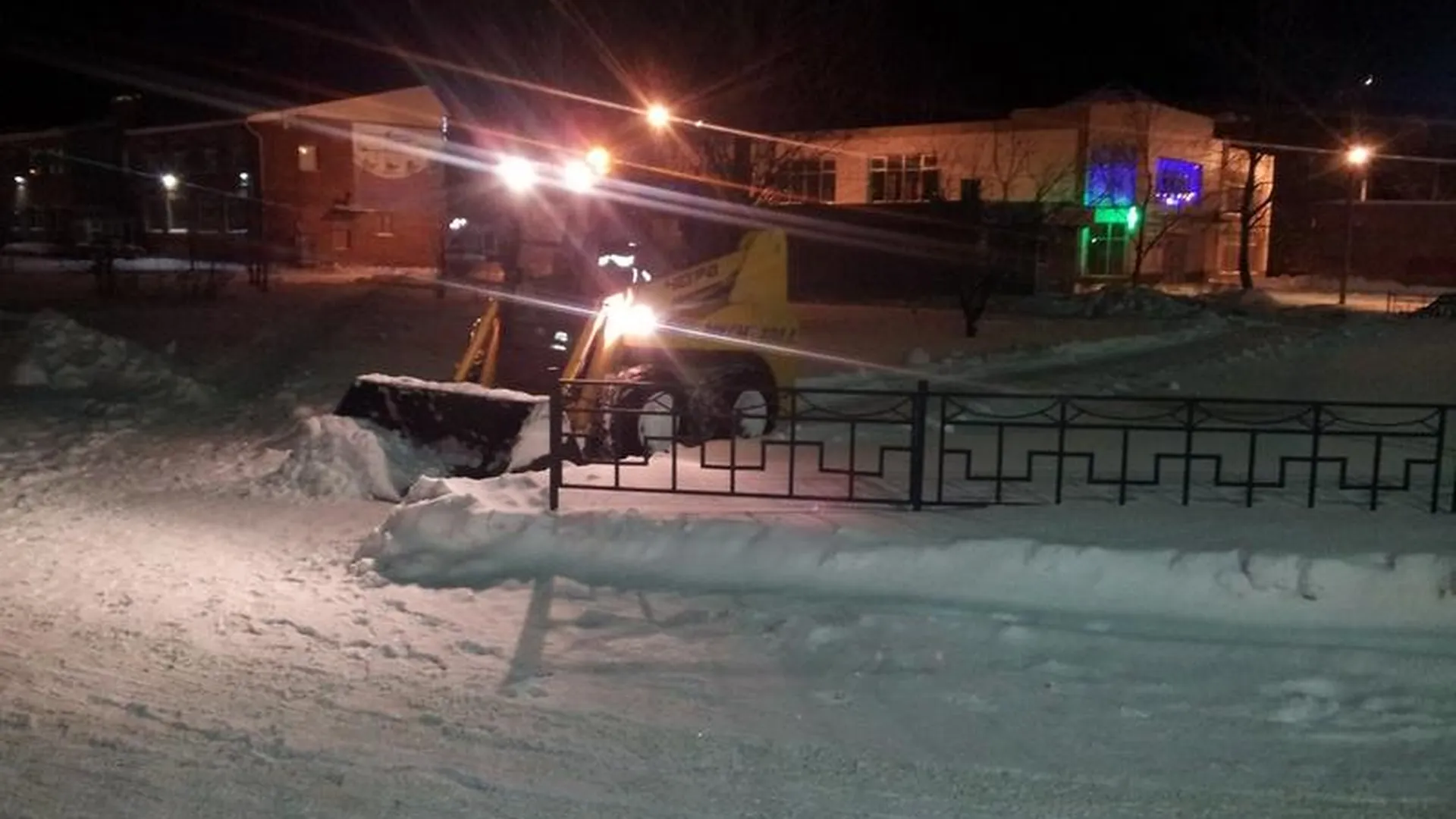 Снег в Электрогорске убирают даже ночью