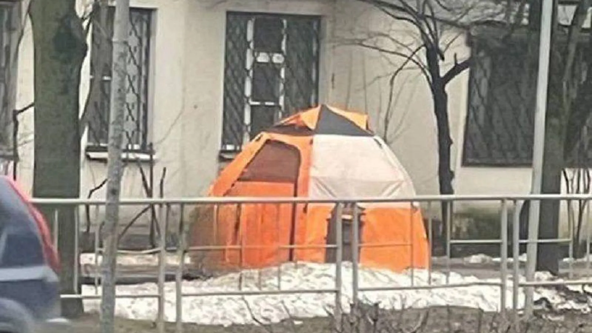 Яркая палатка во дворе дома привлекла внимание жителей Одинцово