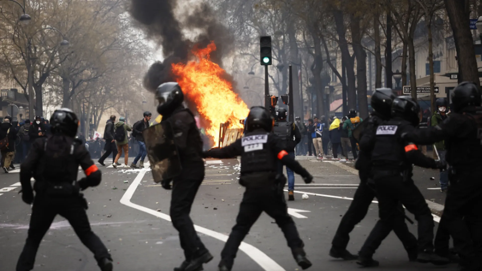 «Демократические дубинки»: депутат Госдумы оценил протесты во Франции