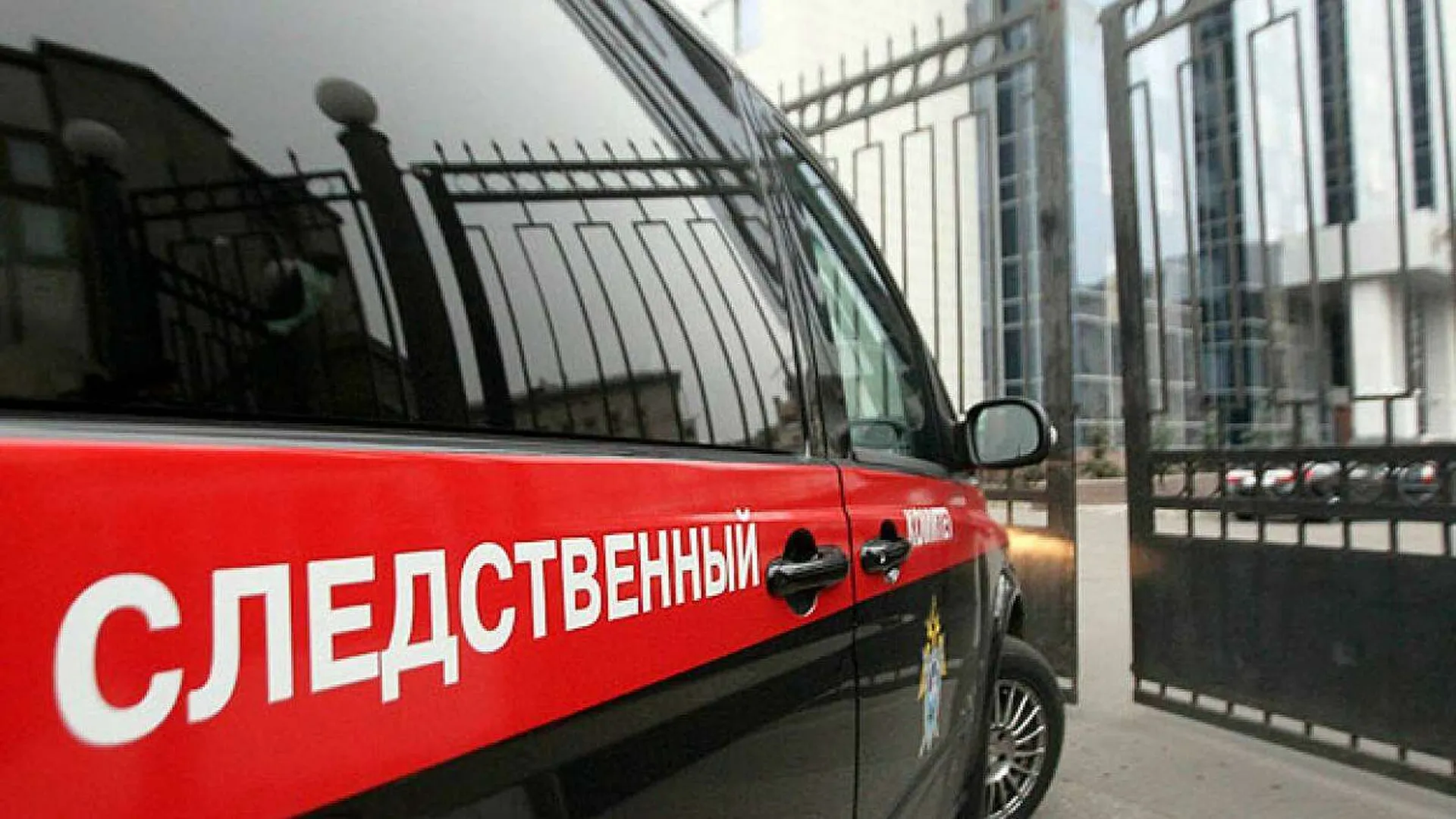 Уголовное дело возбудили после наезда на полицейского в аэропорту Каспийска