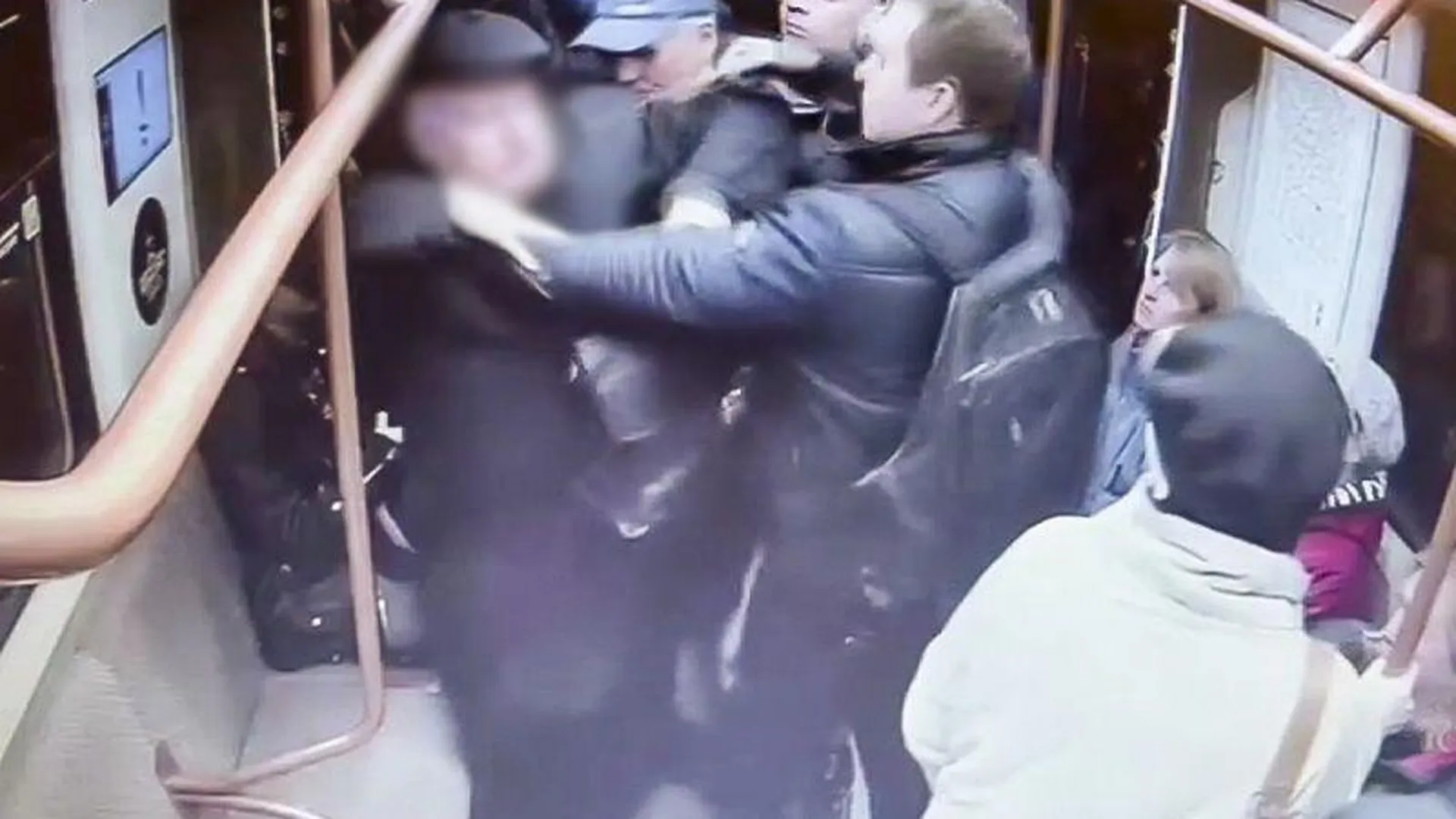 Химический ожог у нескольких пассажиров: дебошир распылил перцовый баллончик в метро и был задержан