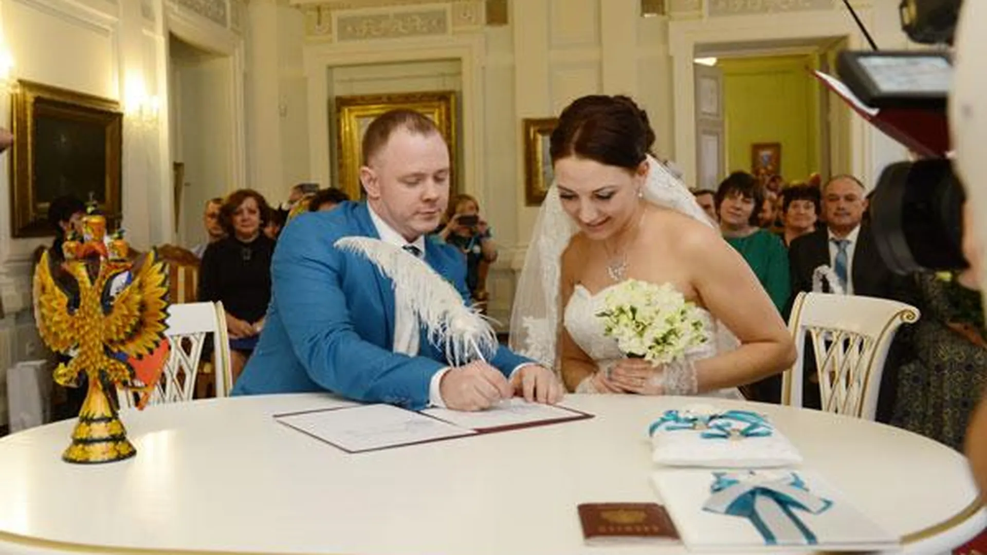 В усадьбе Мараевых зарегистрировали брак первые две пары молодоженов