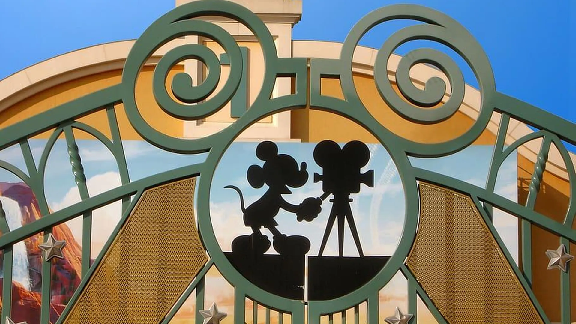 Компанию Disney обвинили в недоплатах работницам в Калифорнии