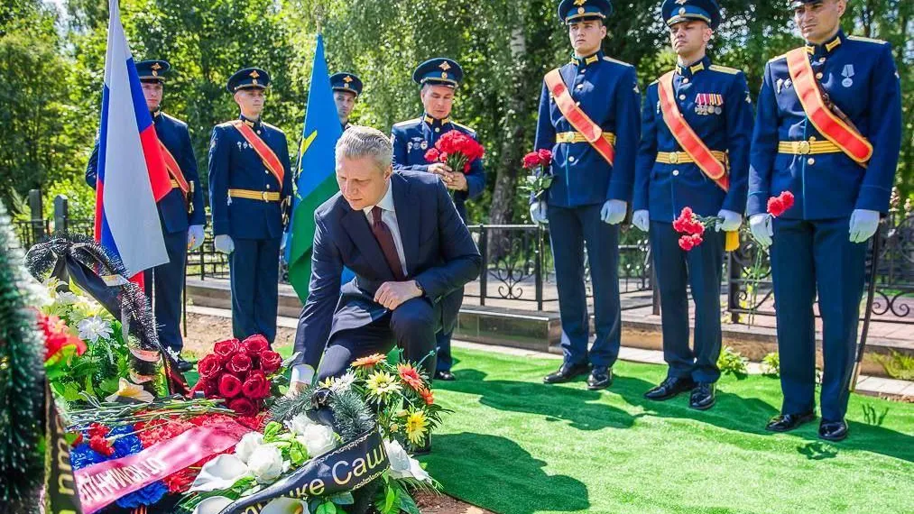 Андрей Иванов возложил цветы на Аллее Славы Воздушно-десантных войск