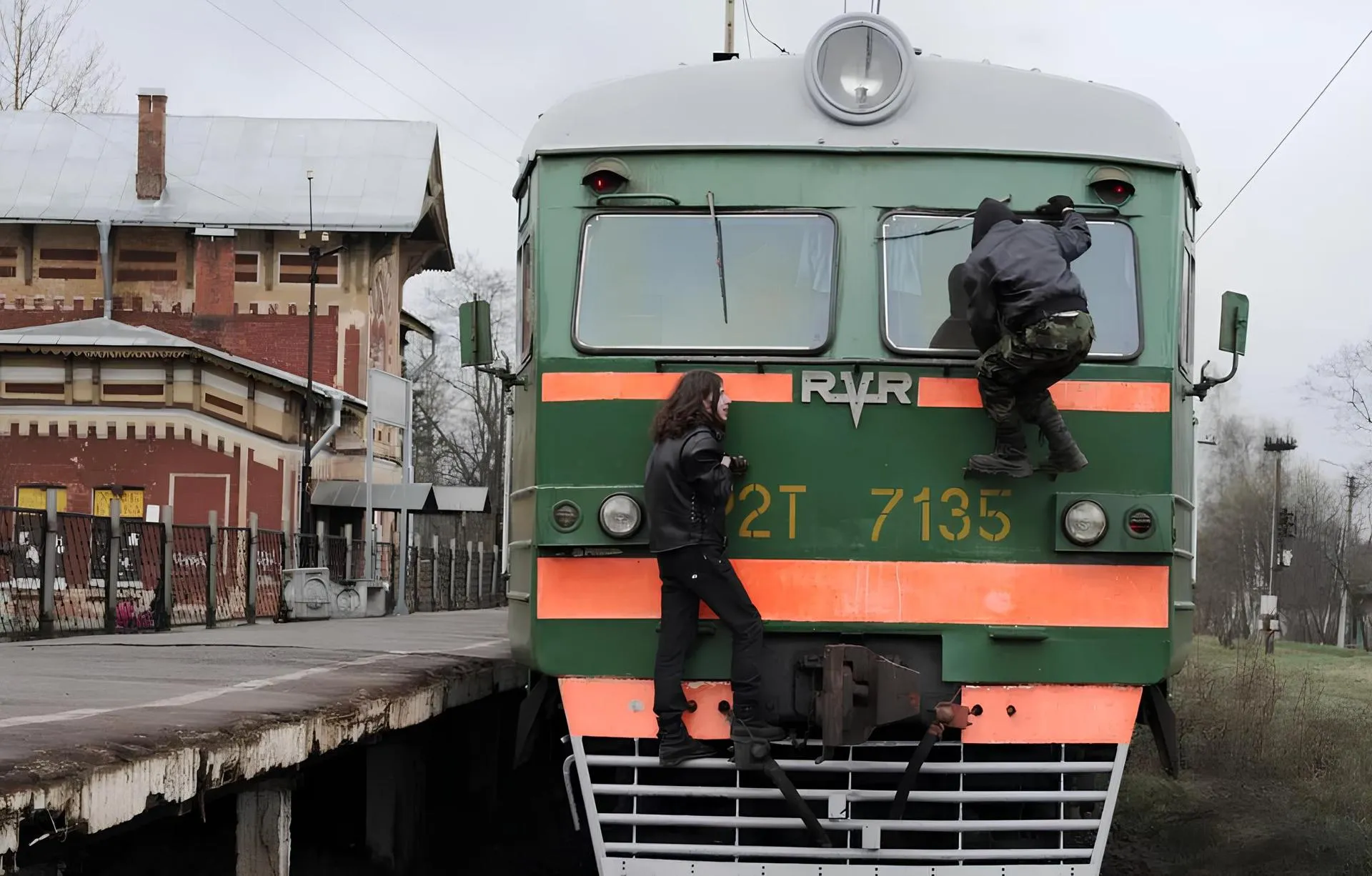 Молодые люди, называющие себя «электричкерами», или «зацеперами», прицепляются к последнему вагону электропоезда на одной из станций Ленинградской области, 2011 год