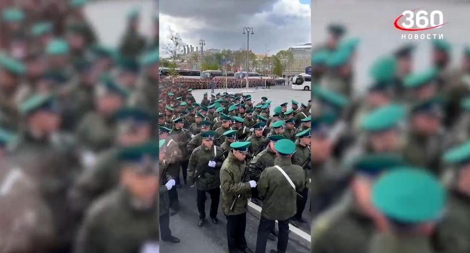 Пешие расчеты в ожидании начала парада в Москве сняли на видео