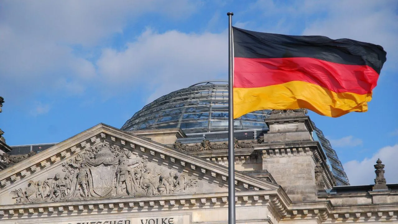 Политолог Дудчак: канцлер Шольц полностью сдал интересы Германии США