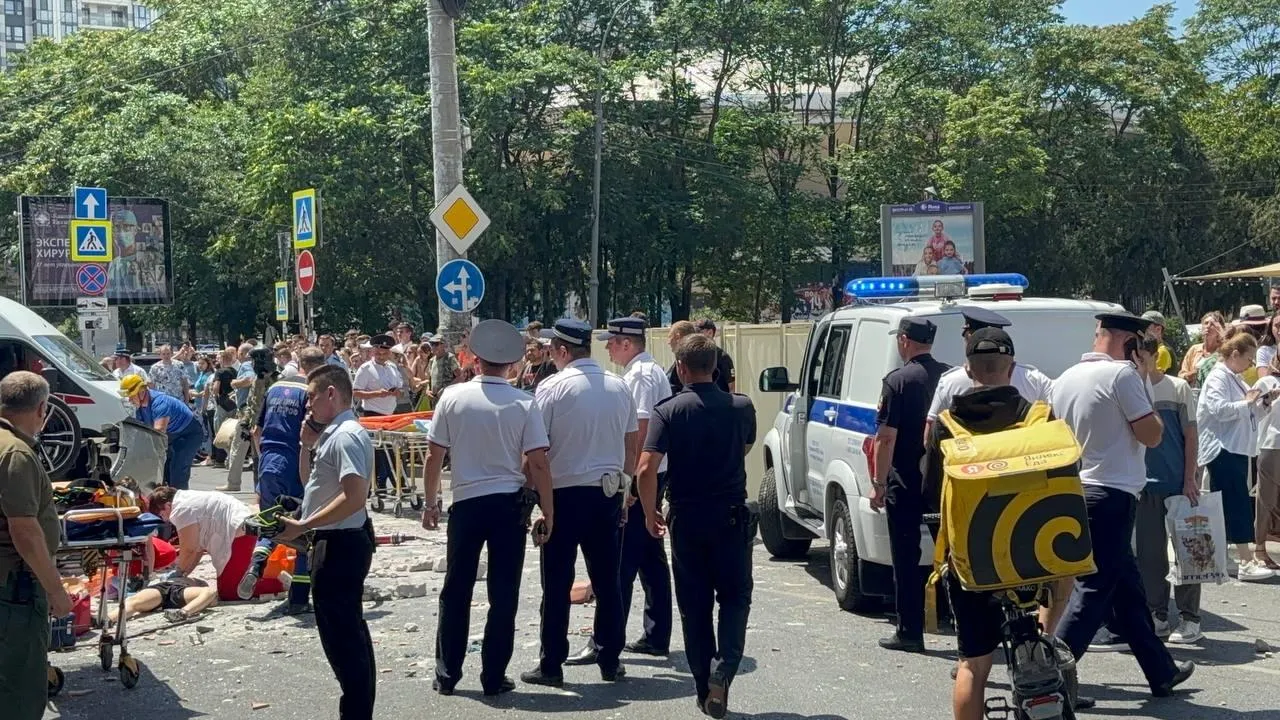 Машина рухнула с парковки ТЦ «Галерея» в Краснодаре, три человека  пострадали | 360°