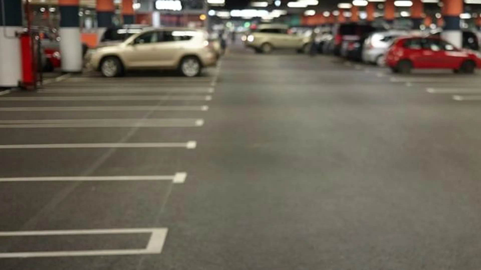 Монолит паркинга у станции метро «Рассказовка» в Москве возвели наполовину