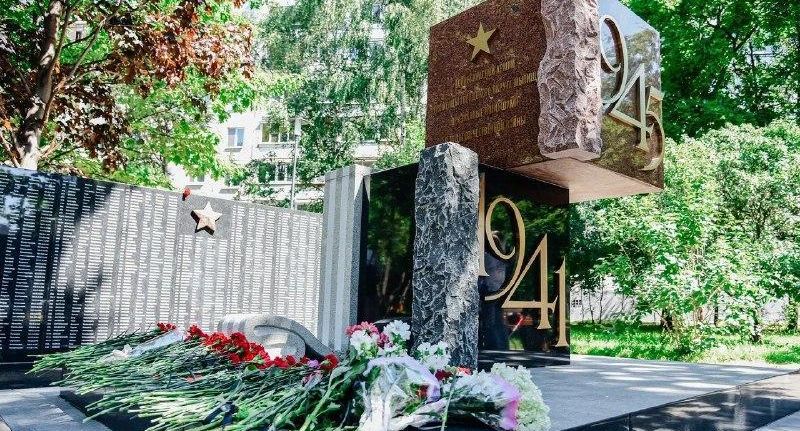 Памятный знак воинам Красной Армии открыли в парке Ветеранов в Мытищах
