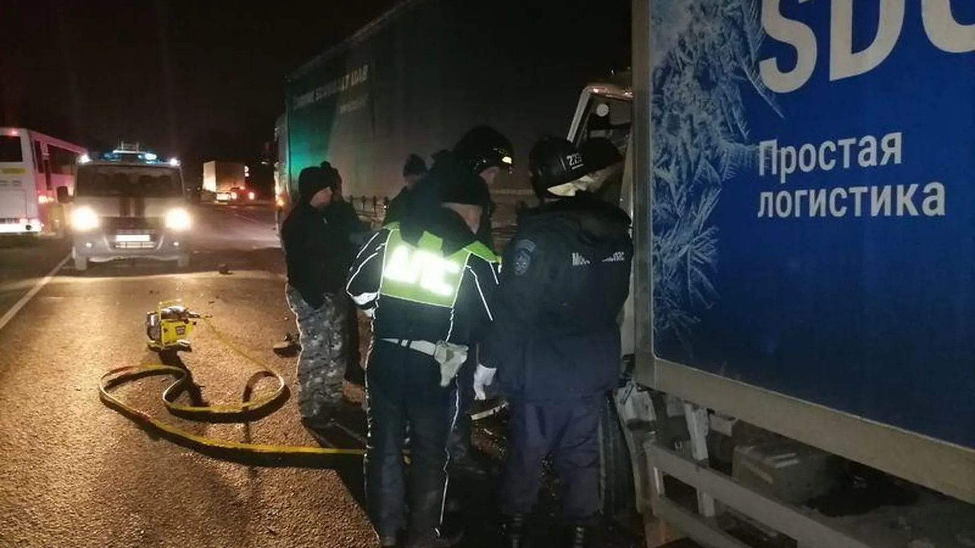 Спасатели в Луховицах деблокировали пострадавшего в ДТП с двумя грузовиками