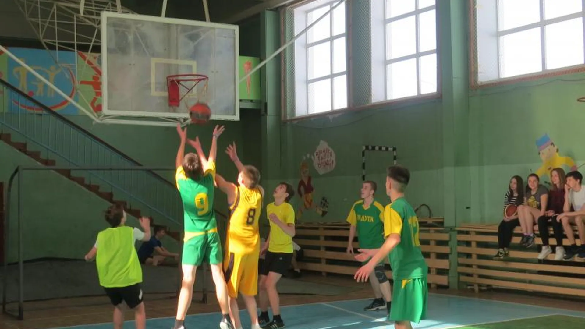 Открытое первенство по стритболу среди школьников состоялось в Коломенском районе