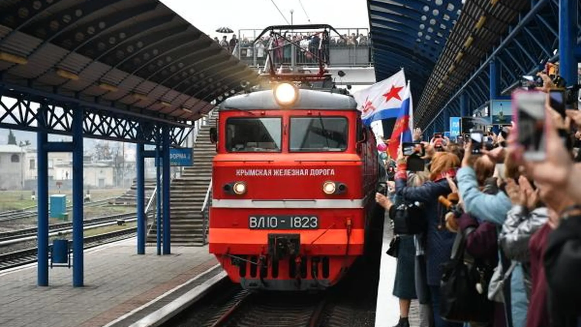 Поезд «Таврия», следующий по маршруту Санкт-Петербург — Севастополь, пребывает на вокзал Севастополя. Поезд первым прошел по Крымскому мосту и возобновил регулярные пассажирские перевозки между материком и полуостровом, которые были прерваны в 2014 году