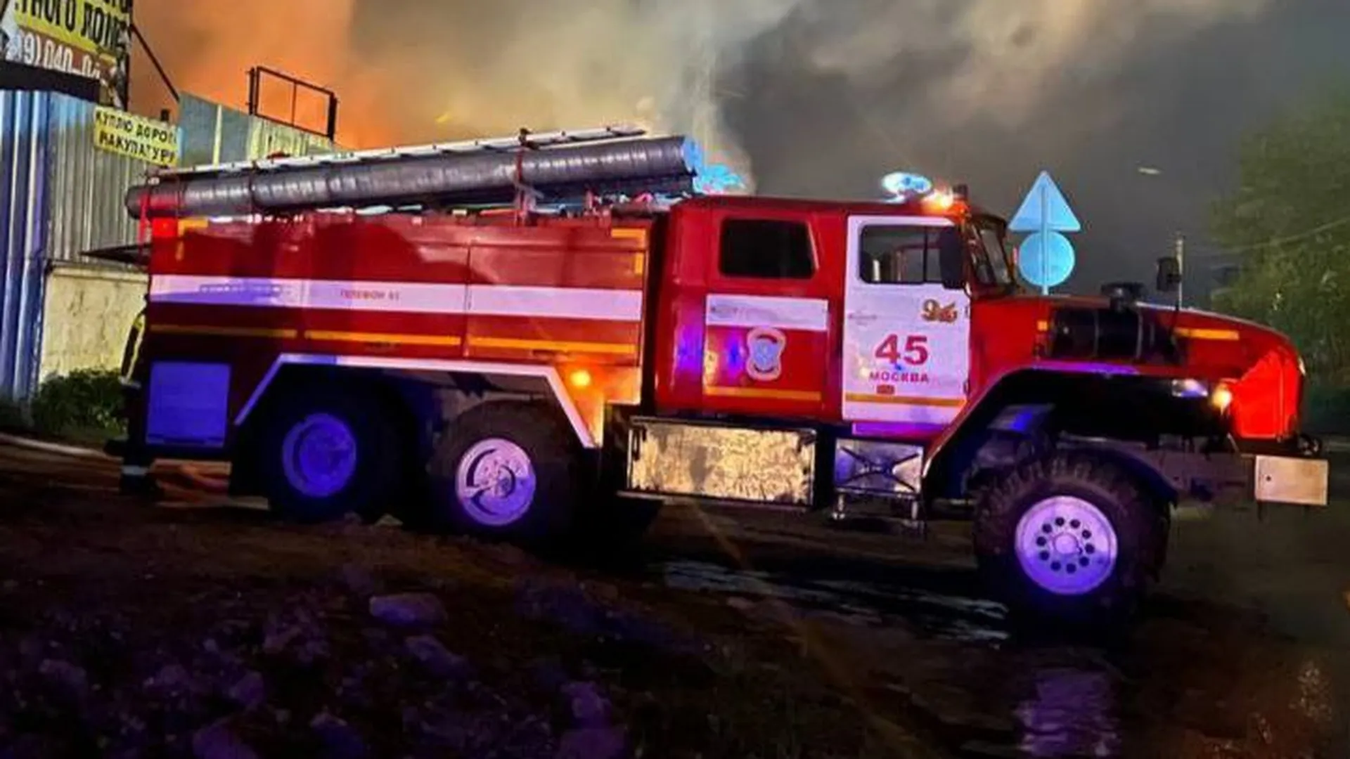 Пожар на теплоходе в Архангельске локализовали