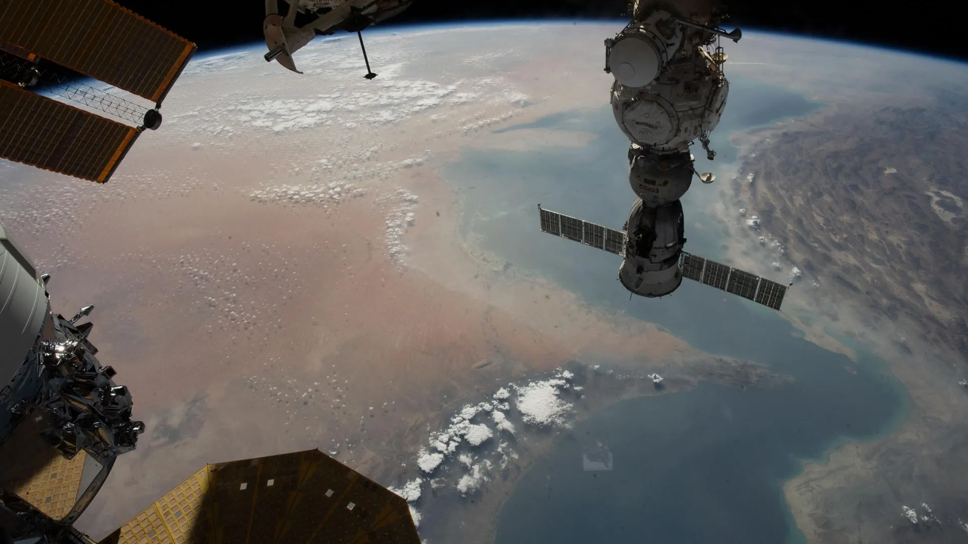 Ормузский пролив (внизу слева) соединяет Оманский залив с Персидским заливом / NASA Earth / Keystone Press Agency