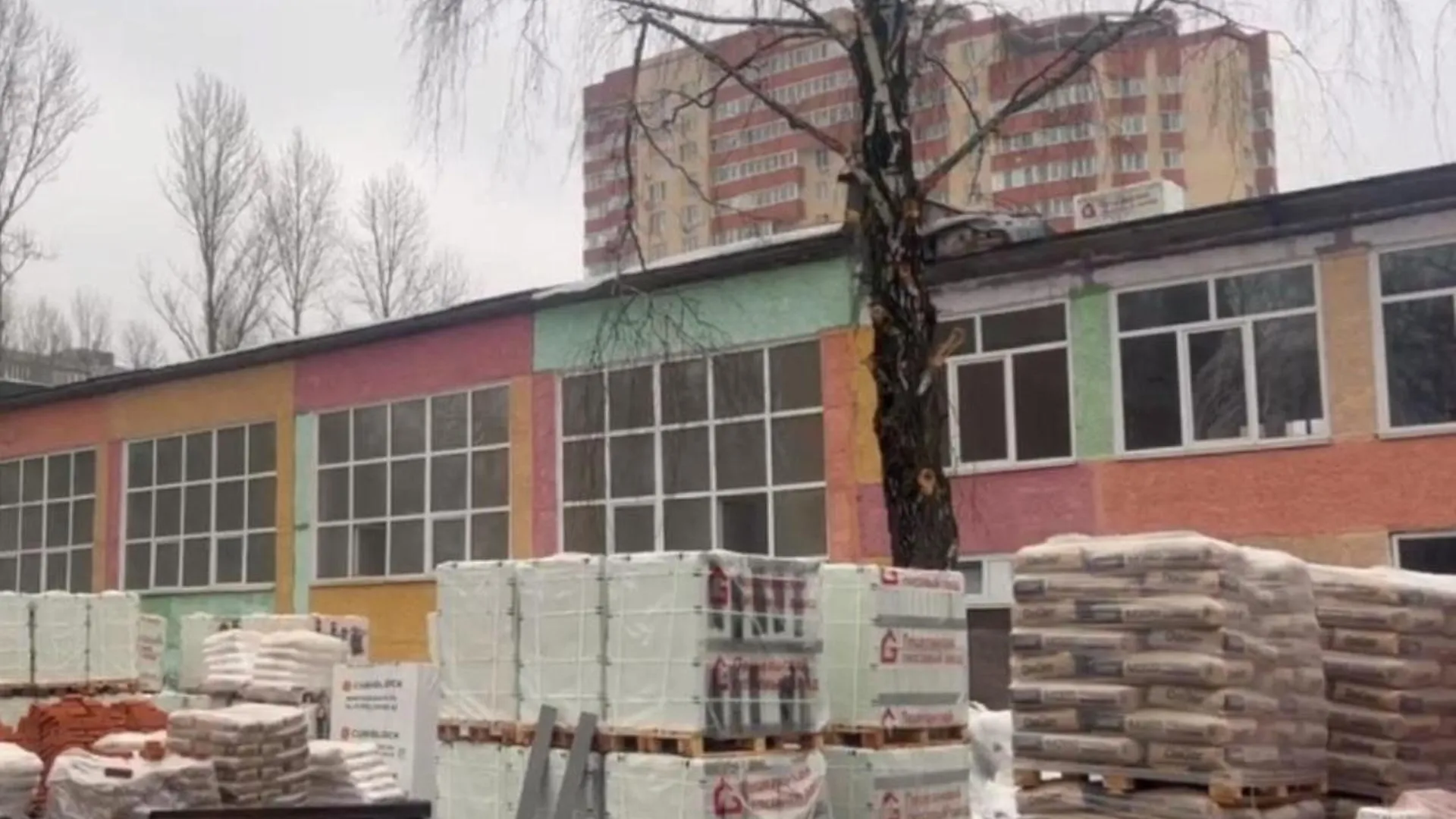 Рабочие завершают демонтажные работы в здании одной из школ в подмосковном Щелково