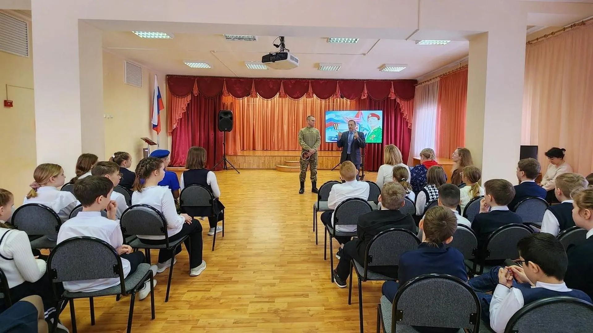 Гимназисты из подмосковного Егорьевска встретились с военнослужащим СВО
