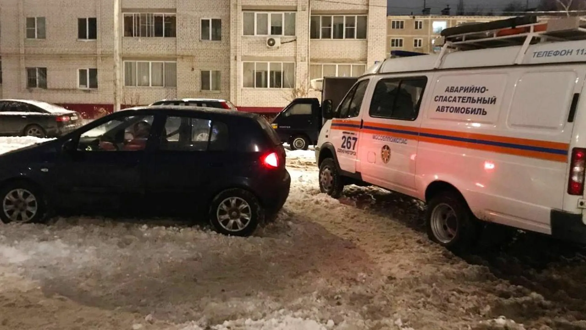 Спасатели освободили маленького ребенка из запертого автомобиля в Солнечногорске