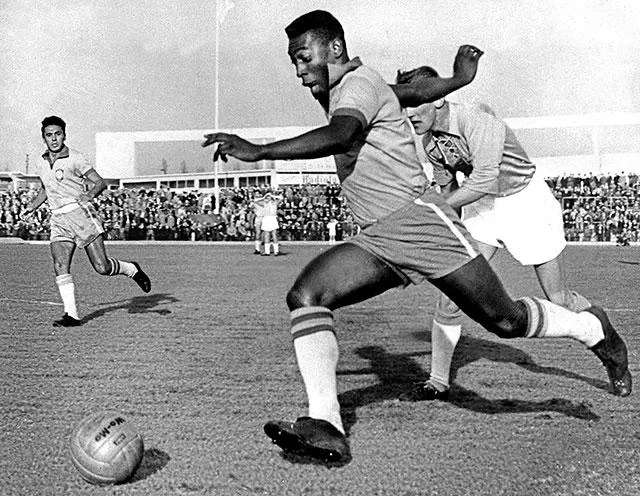 Двадцатилетний Пеле играет за сборную Бразилии товарищеский матч против шведского клуба «Мальме», 1960 год
