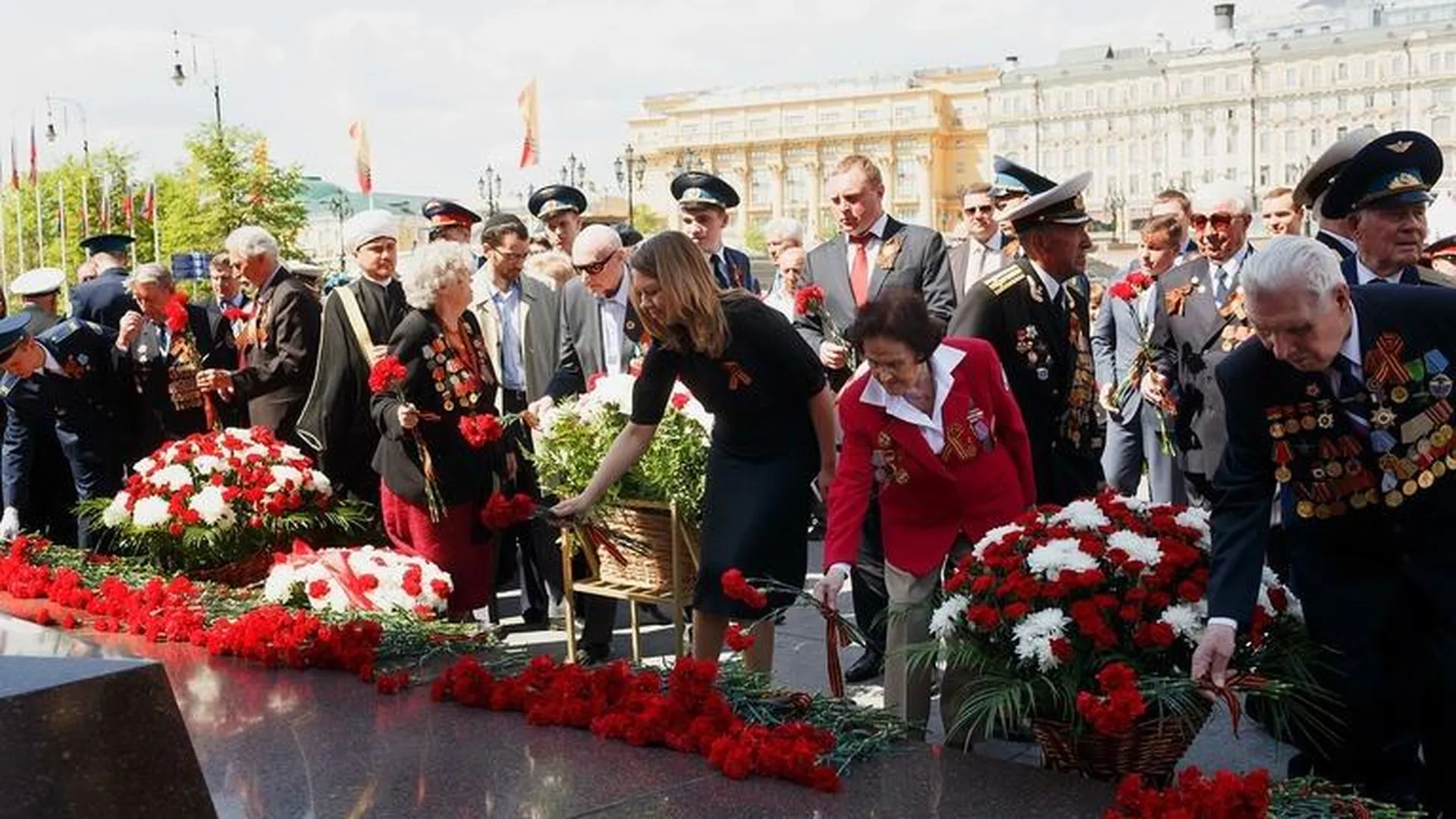 Делегация МО возложила цветы к Могиле Неизвестного Солдата и памятнику Жукову в Москве
