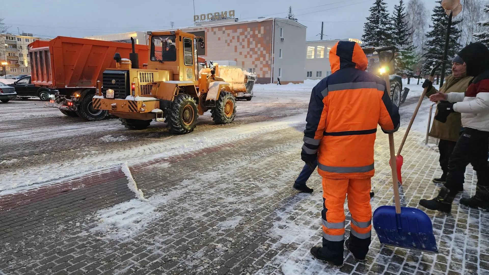В подмосковном Серпухове устраняют последствия мощного снегопада