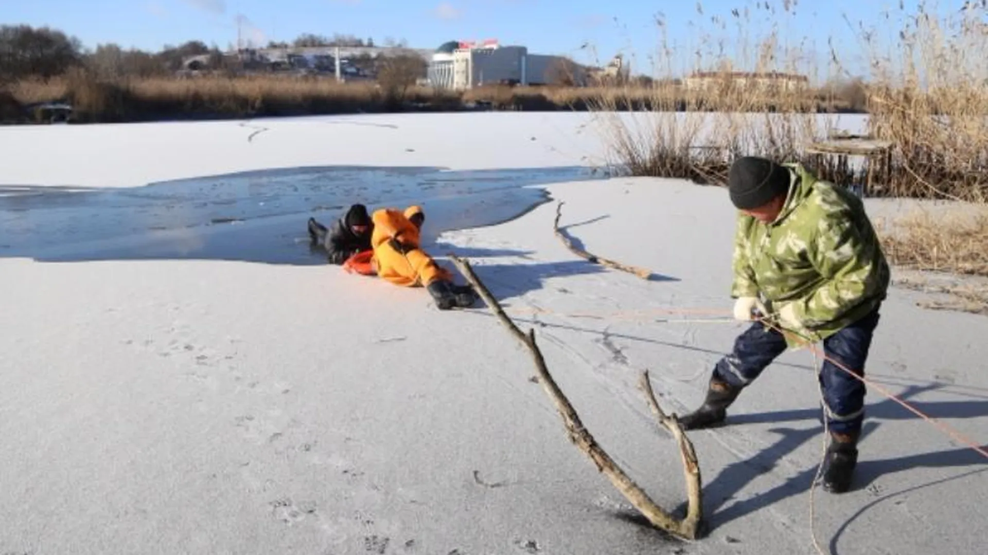 Мальчика, провалившегося под лед на Оке в Коломне, удалось спасти 
