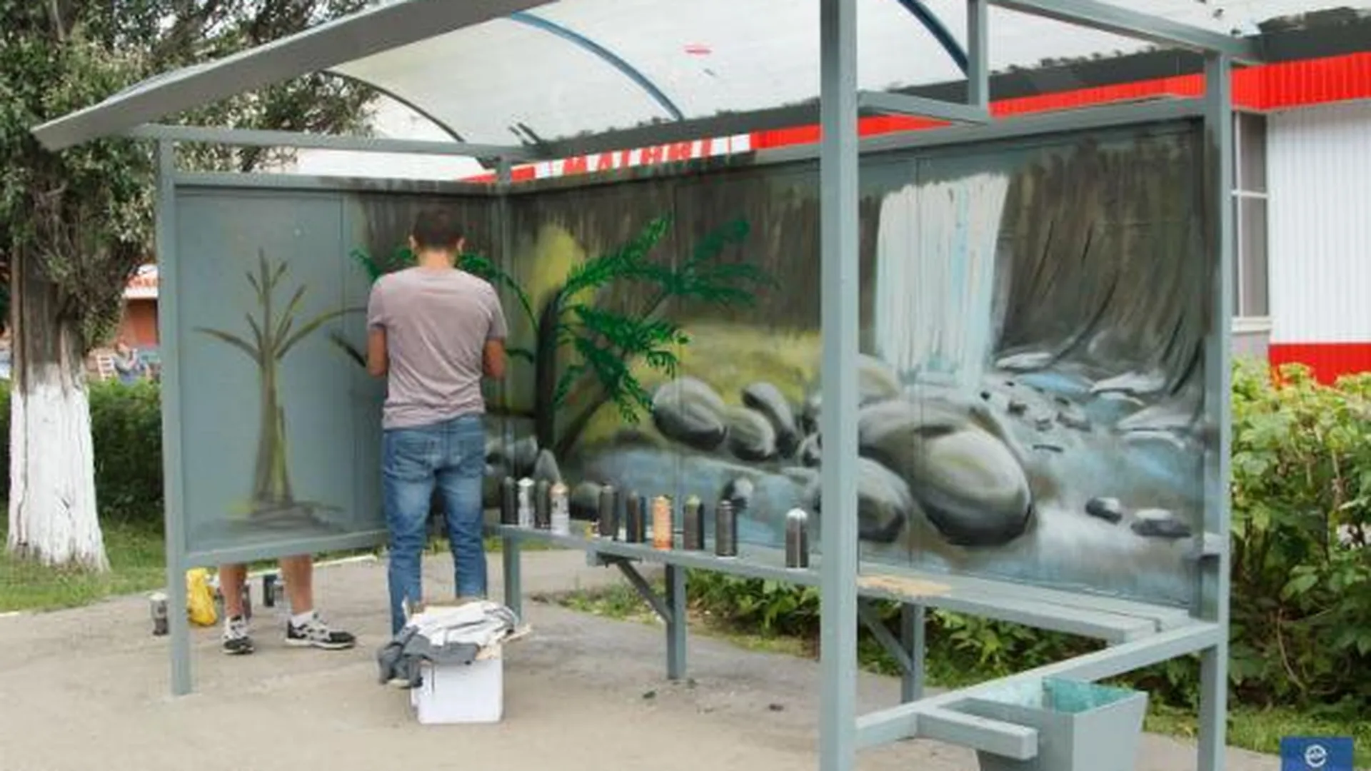 Автобусную остановку в Ивантеевке украсили граффити