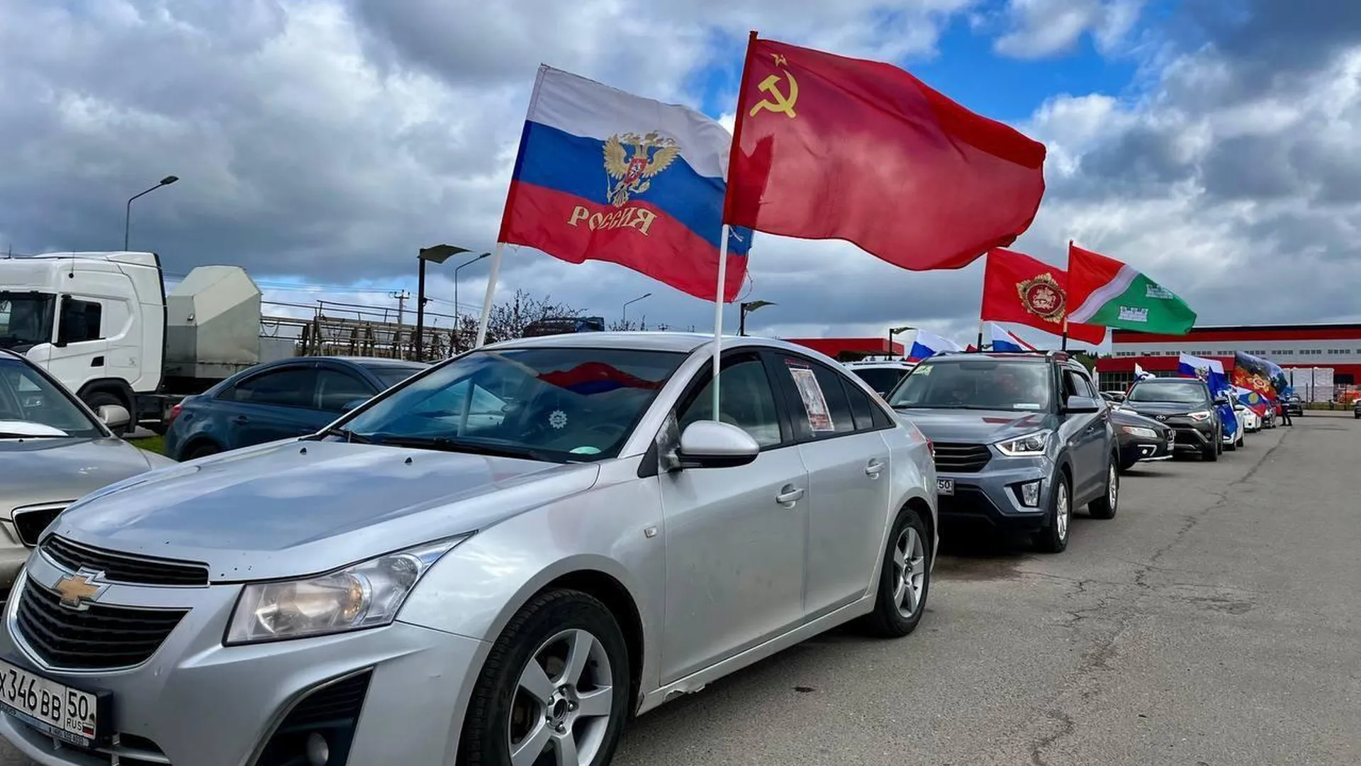 Жители Наро-Фоминска инициировали праздничный автопробег и посетили выставку военной техники