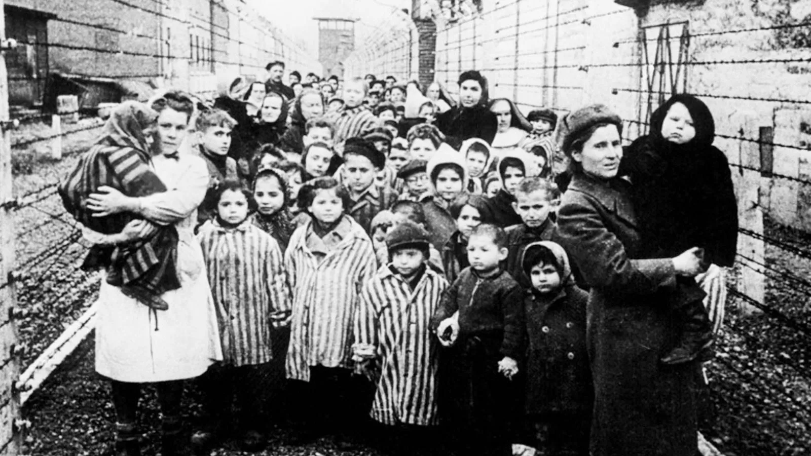 Освобожденные советскими войсками дети из Освенцима, над которыми ставили медицинские опыты, 1945 год