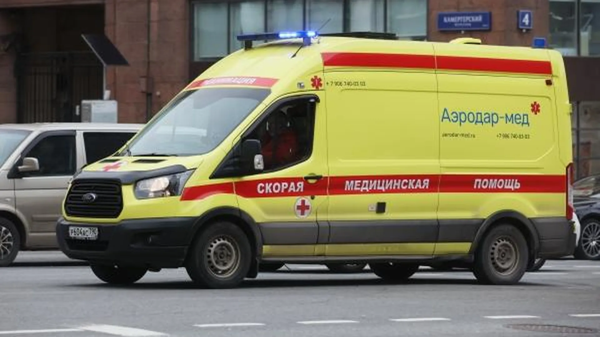 Упавший на рельсы в метро Петербурга мужчина умер в реанимации
