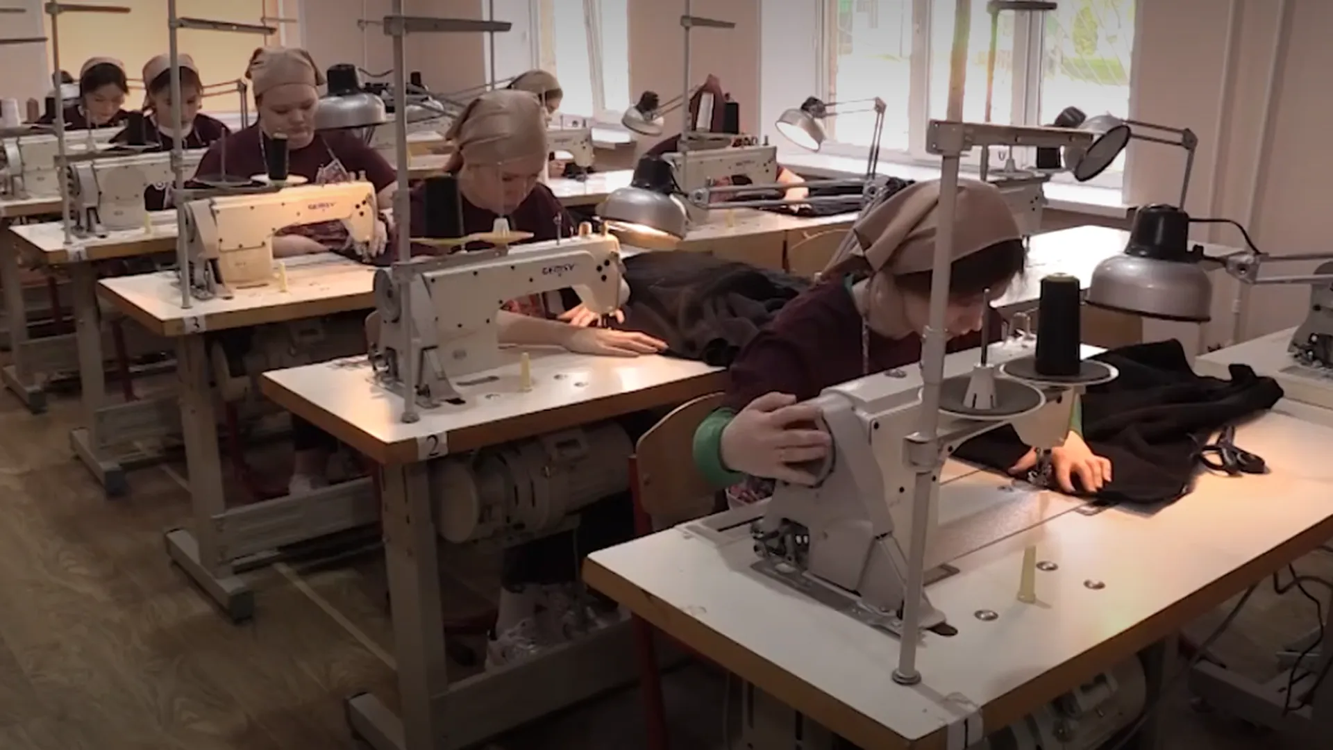 Студенты из Коломны сплели маскировочные сети для бойцов СВО