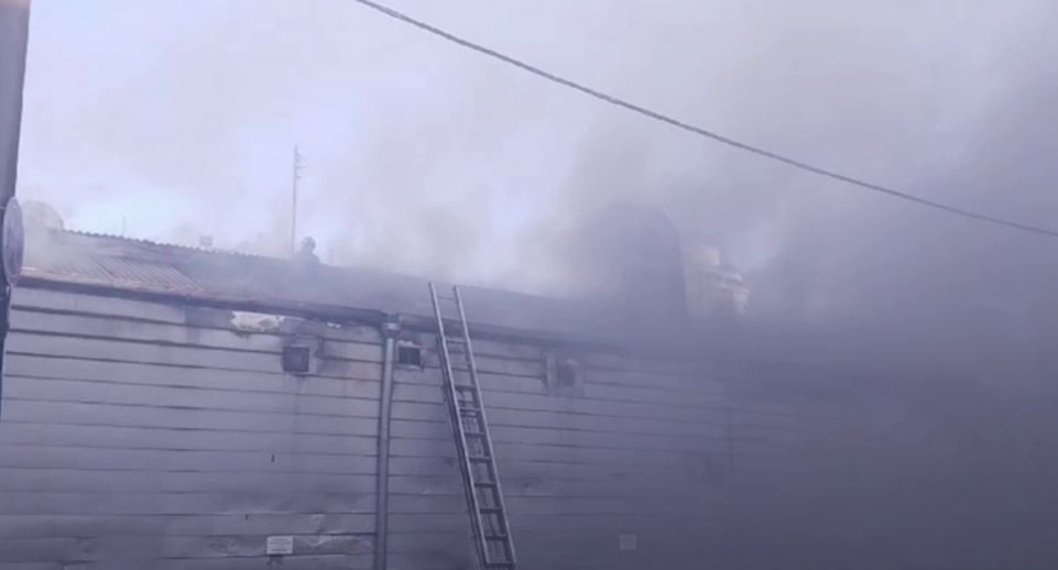 МЧС: в Москве локализовали пожар в автосалоне на площади 200 кв. м