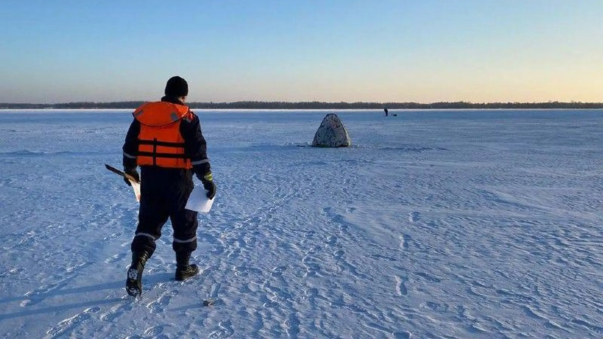 Подмосковные спасатели предупреждают, что морозы не являются гарантией прочности льда водоемов